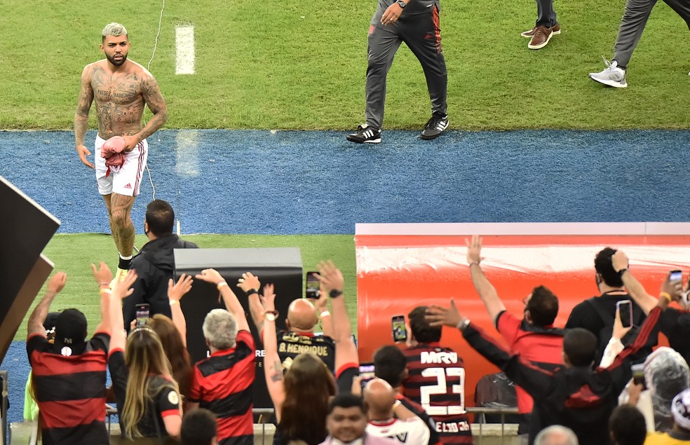 Gabigol, do Flamengo, e a torcida contra o Barcelona &mdash; Foto: Andr&eacute; Dur&atilde;o