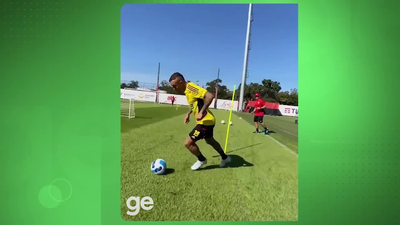 Everton Cebolinha posta vídeo de treino no Ninho do Urubu