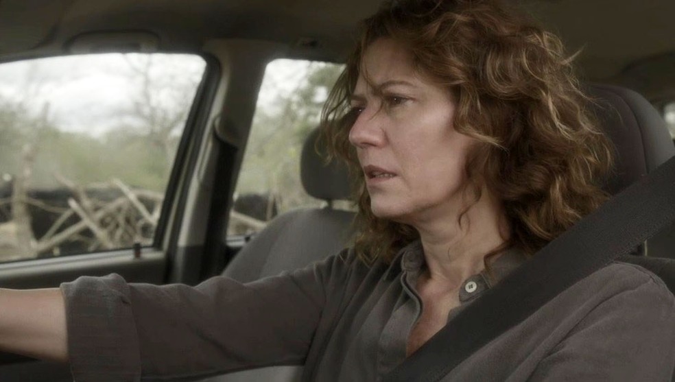 Cássia passa muito mal no caminho de volta ao Sertão (Foto: TV Globo)