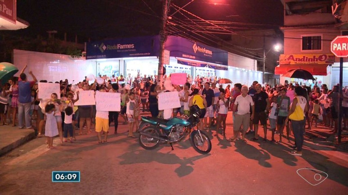Moradores de Nova Brasília, em Cariacica, protestam por causa de assaltos na região Espírito