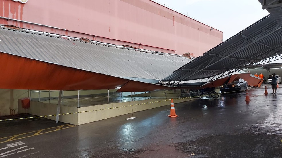 Cobertura de estacionamento desabou sobre carros em supermercado — Foto: Murilo Lima/ Rede Amazônica