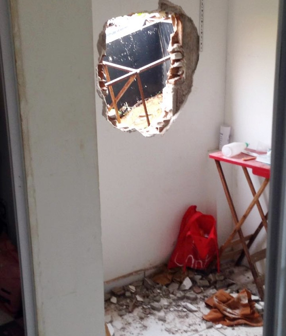 Criminosos entraram na farmácia por um buraco aberto na parede do escritório (Foto: Marksuel Figueredo/Inter TV Cabugi)