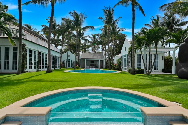 Uma foto externa da casa de Sylvester Stallone e Jennifer Flavin em Palm Beach (Foto: Reprodução)