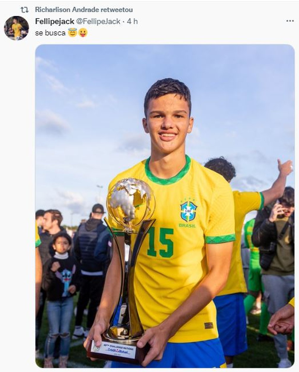Fellipe Jack posa com a taça e deixa a provocação subentendida com a benção do Pombo — Foto: Reprodução