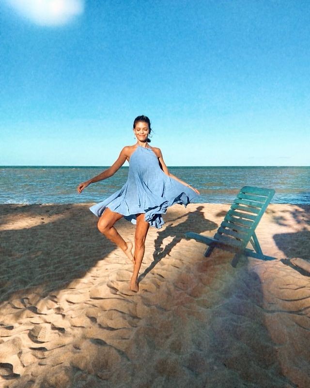 Vitória Strada dança nas areias da praia (Foto: Reprodução/Instagram)