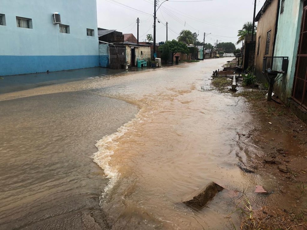 Chuva com mais de 6 horas deixa ruas alagadas em Ariquemes, RO — Foto: Jeferson Carlos/G1