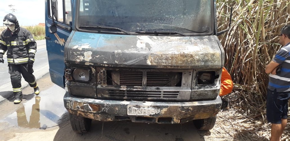 Fogo após colisão frontal com moto também incendiou caminhão na BR-101, em São Miguel dos Campos, Alagoas — Foto: Divulgação/Corpo de Bombeiros