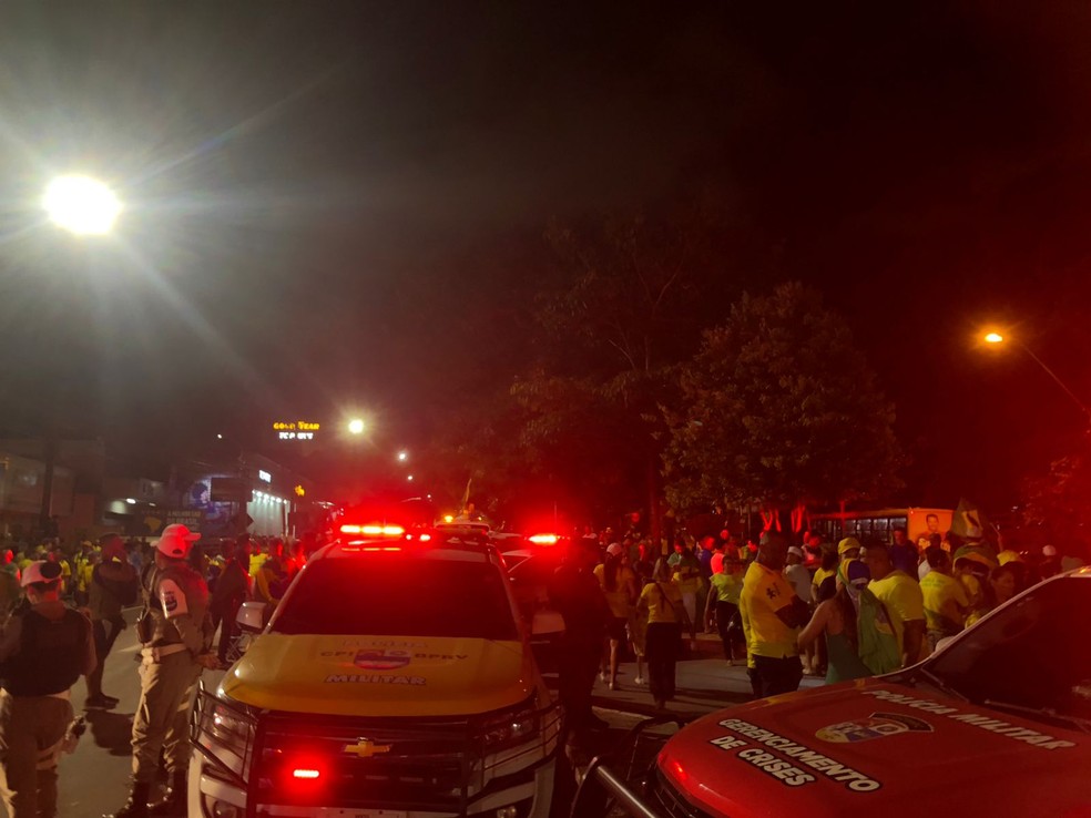 Ato contra resultado das eleições reuniu muitos bolsonaristas na Fernandes Lima — Foto: Carol Sanches/TV Gazeta