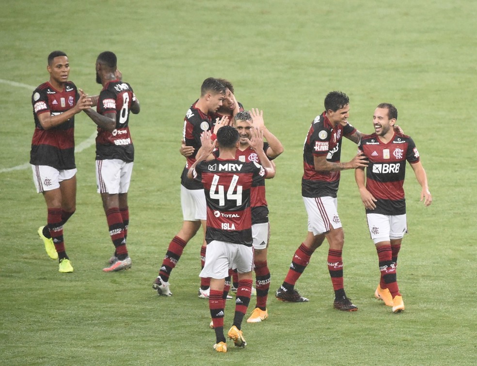 Jogadores do Flamengo comemoram contra o Athletico — Foto: André Durão