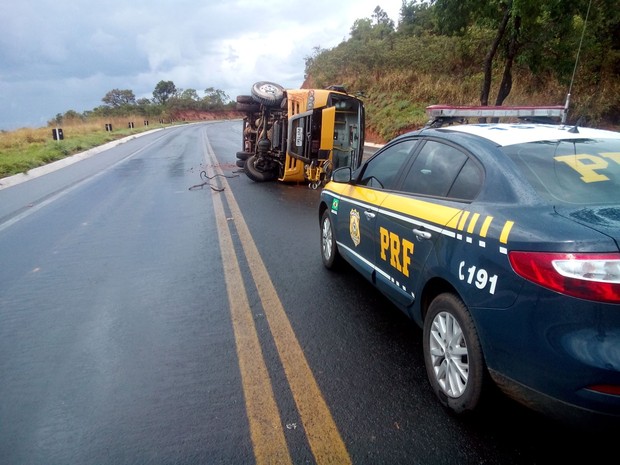 Ônibus tombou e ocupou meia pista (Foto: Divulgação / Polícia Rodoviária Federal)