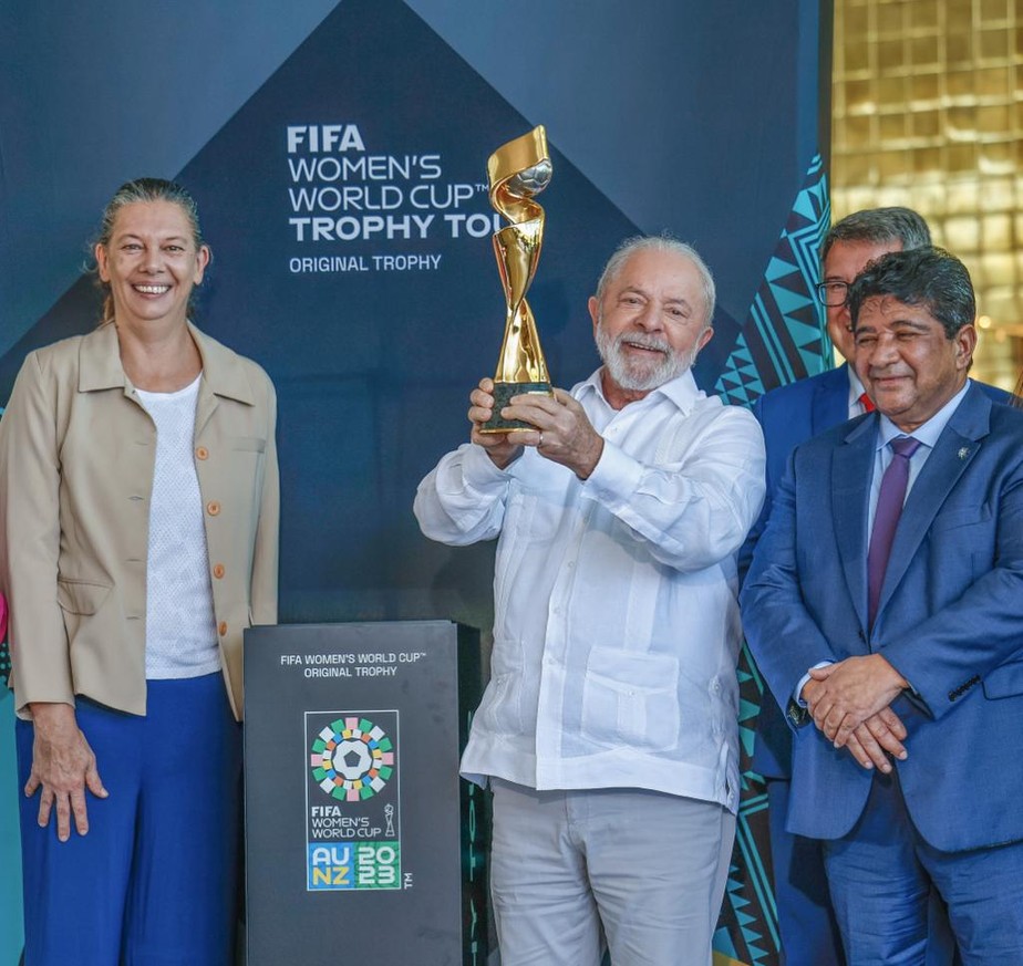 O presidente Luiz Inácio Lula da Silva com a taça da Copa do Mundo Feminina ao lado da ministra Ana Moser e do presidente da CBF, Ednaldo Rodrigues