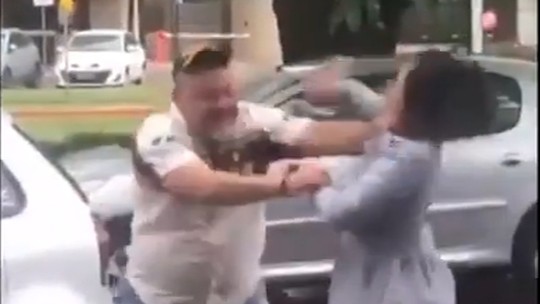 Advogado dá socos e joga mulher no chão durante briga em Brasília; veja vídeo