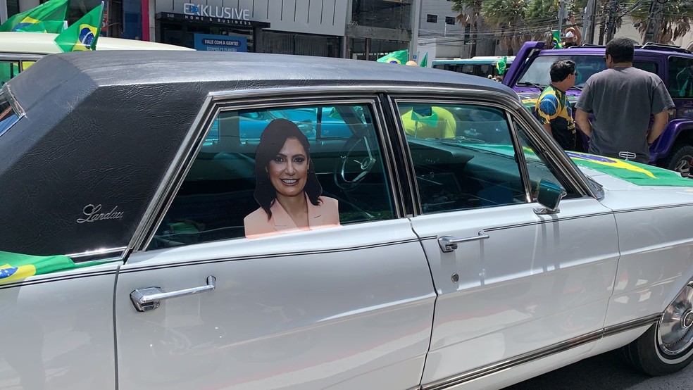 Manifestante coloca foto da primeira-dama Michelle Bolsonaro em carro de época em ato pró-Bolsonaro em Fortaleza — Foto: Igor Cavalcante/Sistema Verdes Mares