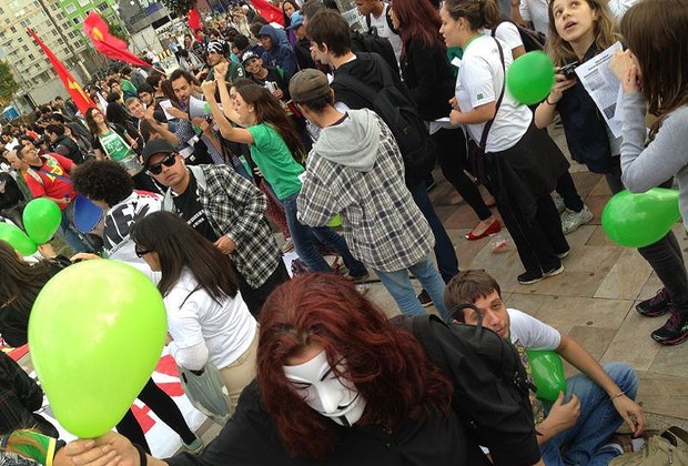 Pessoas de todas as idades aderiram à manifestação que aconteceu nesta segunda-feira (17) (Foto: Graziela Salomão)