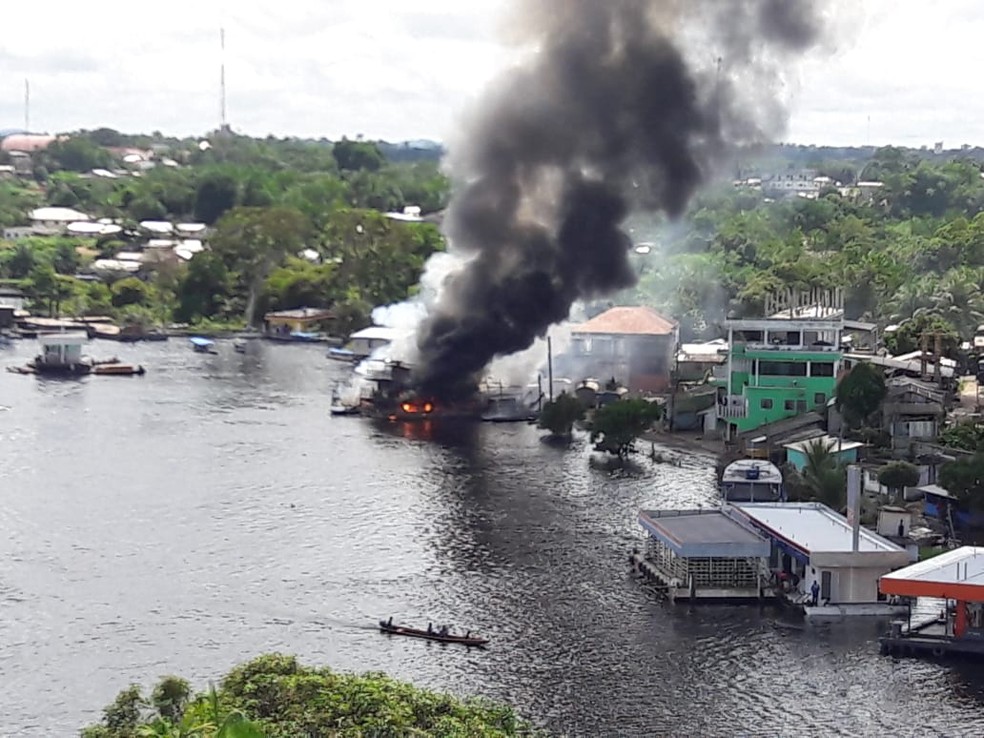 Chamas destruíram embarcação no interior do Amazonas (Foto: Lindon Jonhson/ Rede Amazônica)