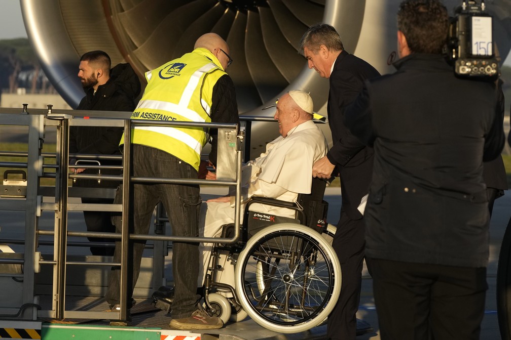 Papa Francisco sendo empurrado para dentro do avião que o levará até a República Democrática do Congo em 31 de janeiro de 2022 — Foto: Alessandra Tarantino/AP