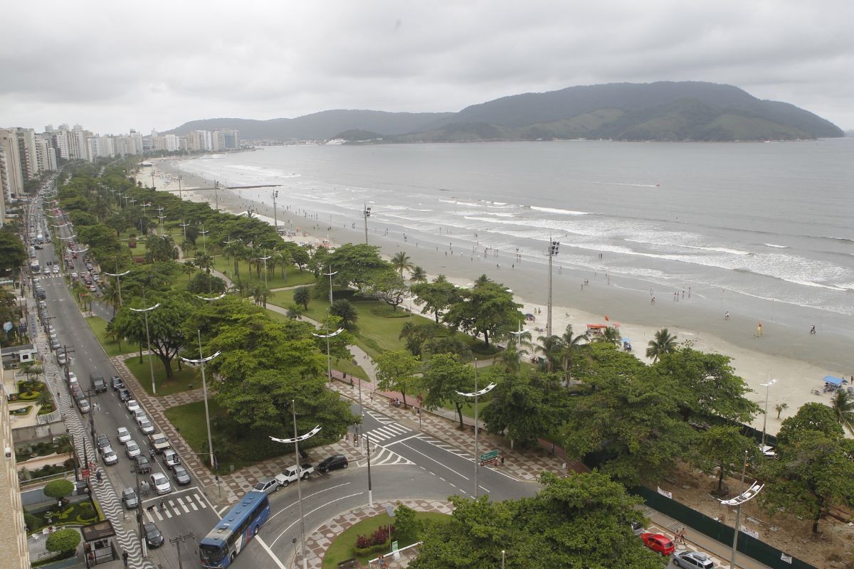 Criminoso morde dedo de idosa para roubar aliança em praia no litoral de SP