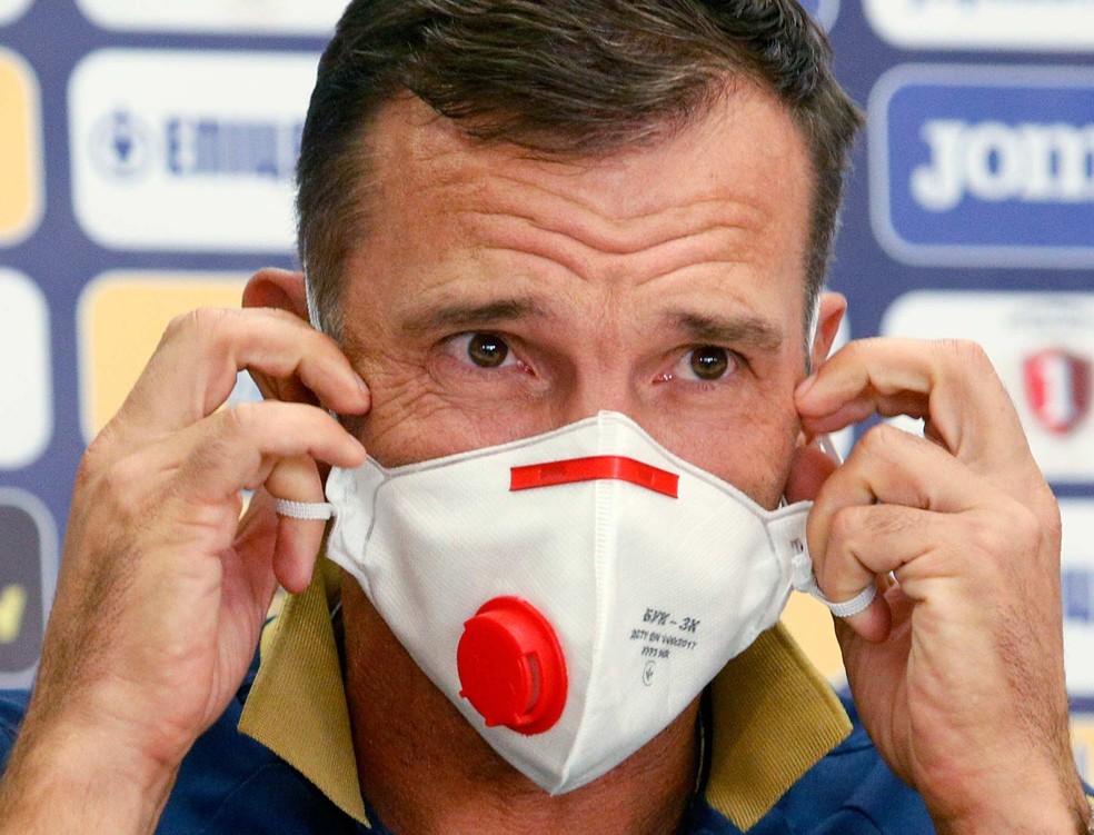 Técnico da seleção ucraniana de futebol, Andriy Shevchenko, usa máscara com válvula. — Foto: Efrem Lukatsky/AP Photo