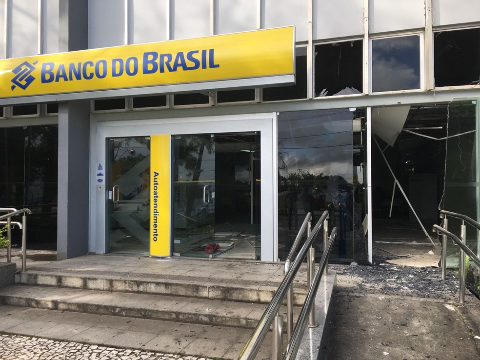AgÃªncia do Banco do Brasil atacada por bandidos na cidade de SimÃµes Filho (Foto: Anna ValÃ©ria/TV Bahia)