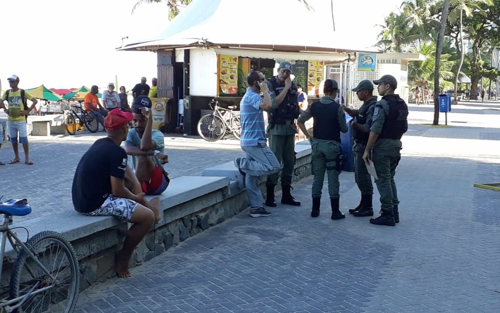 Policiais militares na orla de Boa Viagem, na altura onde o crime ocorreu, em frente ao Edifício Acaiaca — Foto: Antonio Coelho/TV Globo