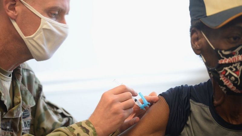 BBC Até o Exército está colaborando nas tarefas de vacinação (Foto: Getty Images via BBC)