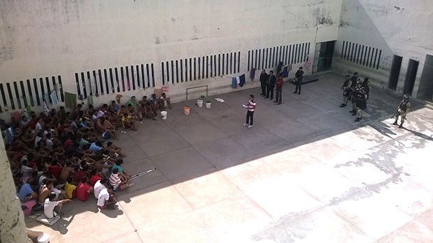 Policiais militares e agentes penitenciários retomaram o controle da Cadeia Pública de Caraúbas (Foto: Divulgação/PM)