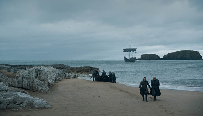 Davos e Jon Snow chegando na praia (Foto: Divulgação)