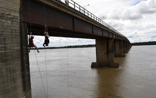 Ponte dos Macuxi recebe praticantes de rapel (Foto: Bruno Willemon)