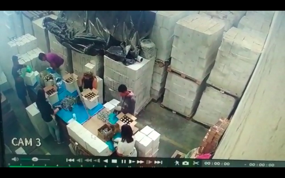 Pol&iacute;cia civil descobriu f&aacute;brica clandestina de produ&ccedil;&atilde;o de azeite falsificado nesta quinta-feira (9) na Grande S&atilde;o Paulo &mdash; Foto: Reprodu&ccedil;&atilde;o/TV Globo