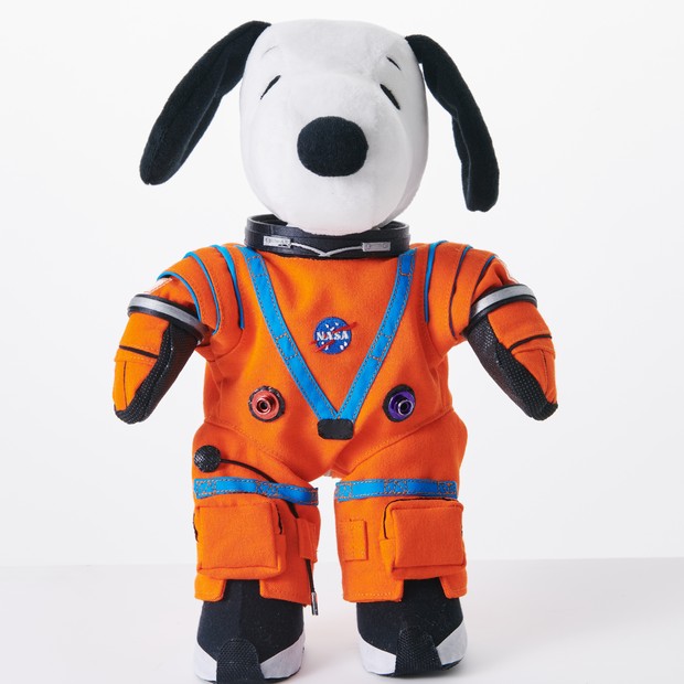 O boneco de Snoopy estará vestindo um uniforme laranja completo, com luvas, botas e o símbolo da Nasa (Foto: 2021 Peanuts Worldwide LLC)