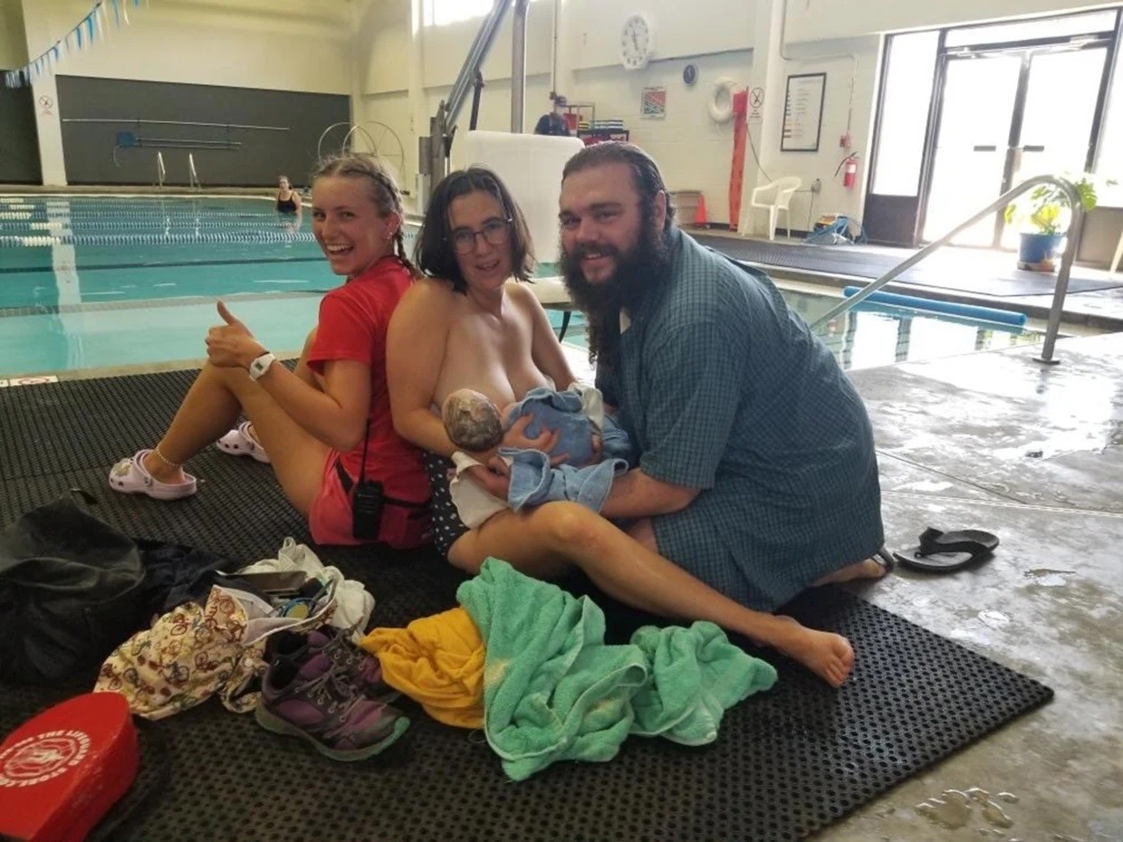 Natalie ajudou o casal no parto repentino do bebê, na piscina do clube (Foto: Reprodução/ Today Parents)
