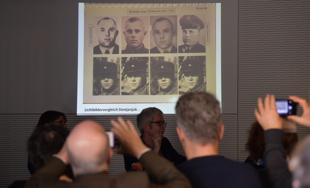 Jornalistas assistem a uma projeção de fotos na Topografia do Terror em Berlim, na Alemanha, que mostra, supostamente, John Demjanjuk. — Foto: Tobias Schwarz/AFP