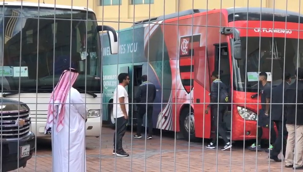 Flamengo deixa hotel em Doha — Foto: Julia Guimarães