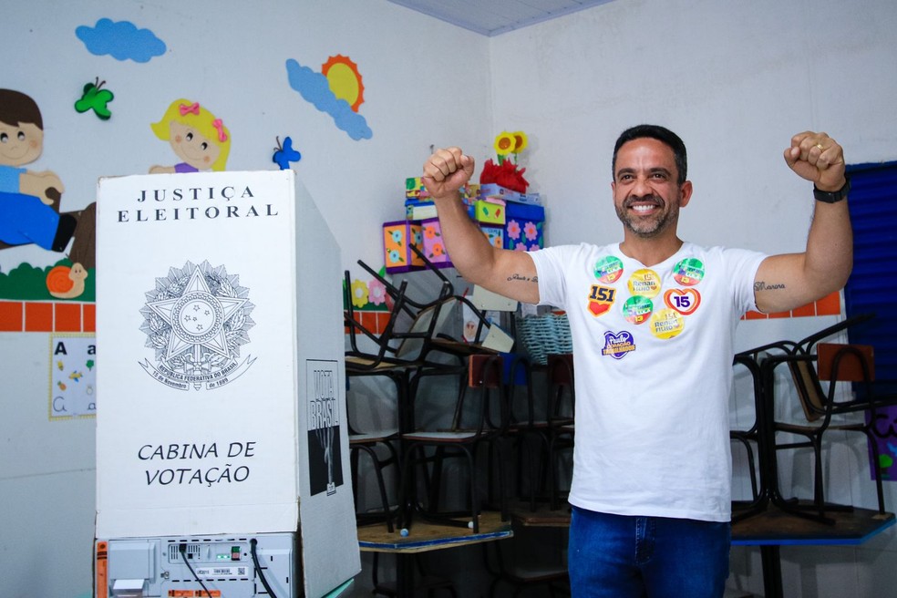 Paulo Dantas (MDB), candidato ao governo de Alagoas, votou em Batalha — Foto: Assessoria