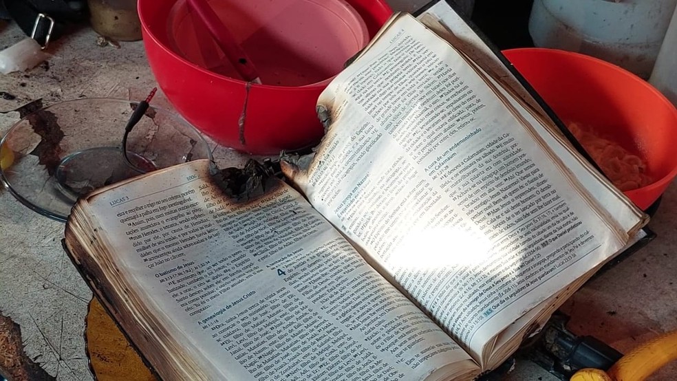 Livros foram queimados pelas chamas.  — Foto: Josney Beneveluto/Rede Amazônica