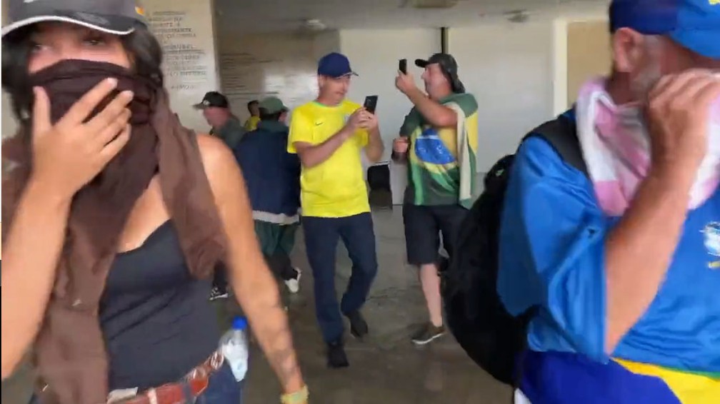 Pessoas em invasões ilegais em prédios de Brasília durante este domingo (8) — Foto: Reprodução