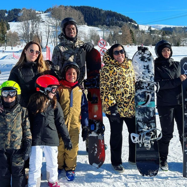 Regina Casé curte férias na neve com ao lado da família (Foto: Reprodução/Instagram)