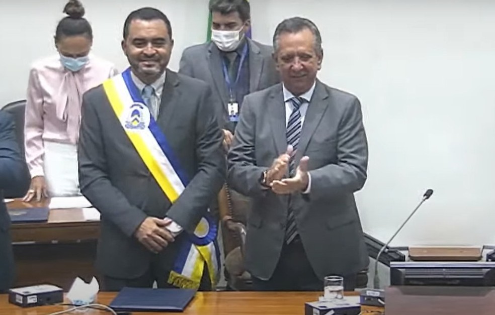 Wanderlei Barbosa recebe a faixa de governador do Tocantins — Foto: Reprodução/TV Assembleia