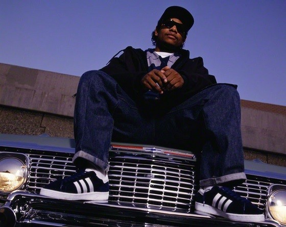 O rapper Eazy-E foi um dos membros fundadores do N.W.A., um grupo dos anos 80, que incluía Dr. Dre e Ice Club. Seu primeiro álbum, ‘Eazy-Duz-It’, foi lançado no mesmo mês que a principal música da banda, ‘Straight Outta Compton’, o que gerou complicações entre ele e os integrantes da N.W.A., e o conjunto se desfez no começo dos anos 90. Em 1995, ele se internou numa clínica médica para tratar do que parecia asma: Ele morreu de complicações por AIDS. Sua morte aumentou o diálogo da comunidade afro-americana sobre o HIV e a doença, que ainda fazia vítimas na época. (Foto: Divulgação)