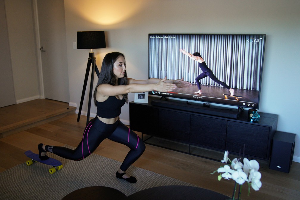 Alexandra Gallo faz uma aula de Pilates on-line para se exercitar em sua casa em Sydney, na Austrália, após o estúdio de Pilates que ela frequentava fechar com a quarentena para conter a propagação da doença de coronavírus (COVID-19)  — Foto: Loren Elliott/Reuters