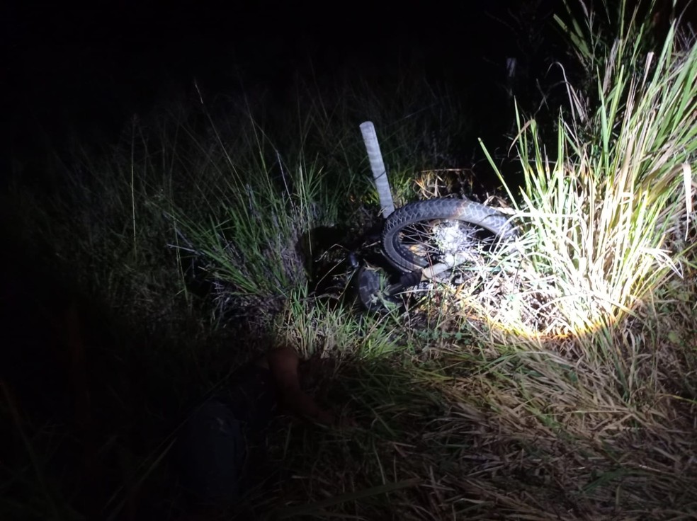 Homem morreu e outro ficou gravemente ferido após moto sair da pista e bater contra cerca — Foto: Polícia Militar Rodoviária/Divulgação