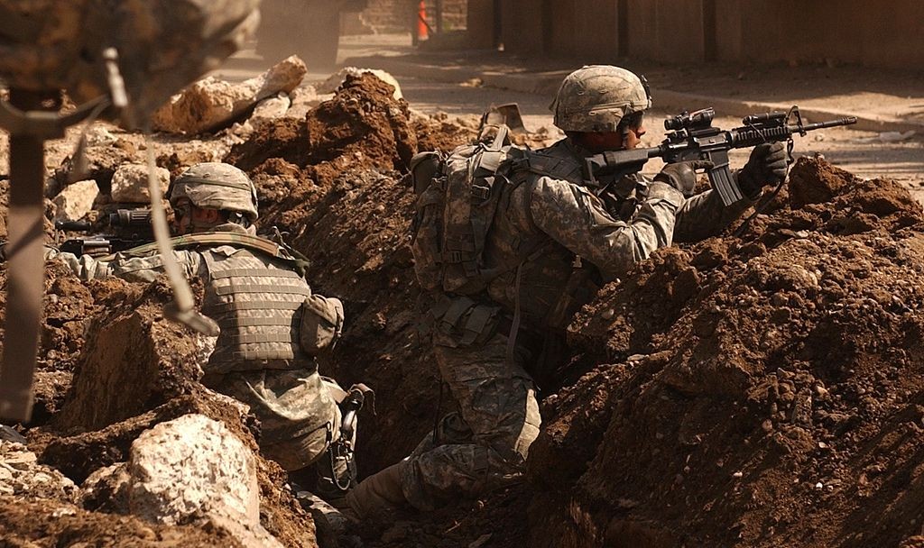 Soldados norte-americanos em trincheira na cidade de Bagdá (Foto: Wikimedia Commons)