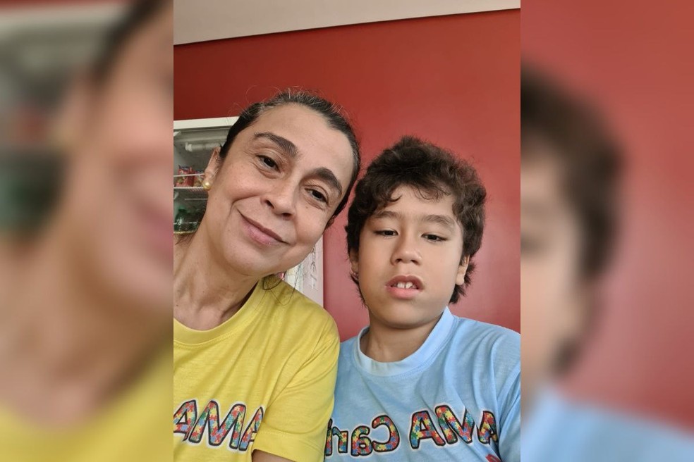 Alane Dantas e o filho, Vicente Neto. Criança é autista e precisa de acompanhamento na escola. — Foto: Arquivo pessoal