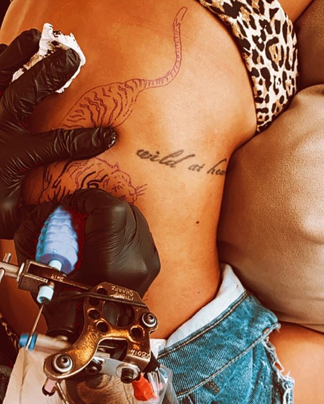 Yasmin Brunet faz nova tatuagem (Foto: Reprodução/Instagram)