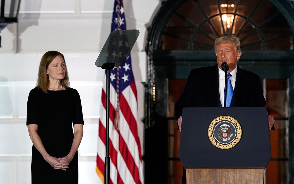 O presidente dos EUA, Donald Trump, discursa durante a posse de Amy Coney Barrett na Corte Suprema dos EUA,  na Casa Branca — Foto: AP Photo/Alex Brandon 