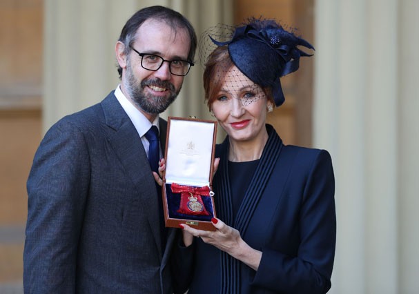 J.K Rowling exibe sua medalha ao lado do marido, Neil Murray (Foto: Getty Images) J.K Rowling exibe sua medalha ao lado do marido, Neil Murray (Foto: Getty Images)