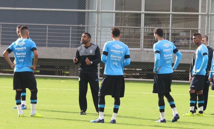Semanas livres viram trunfo de Roger para modelo de trabalho no Grêmio
