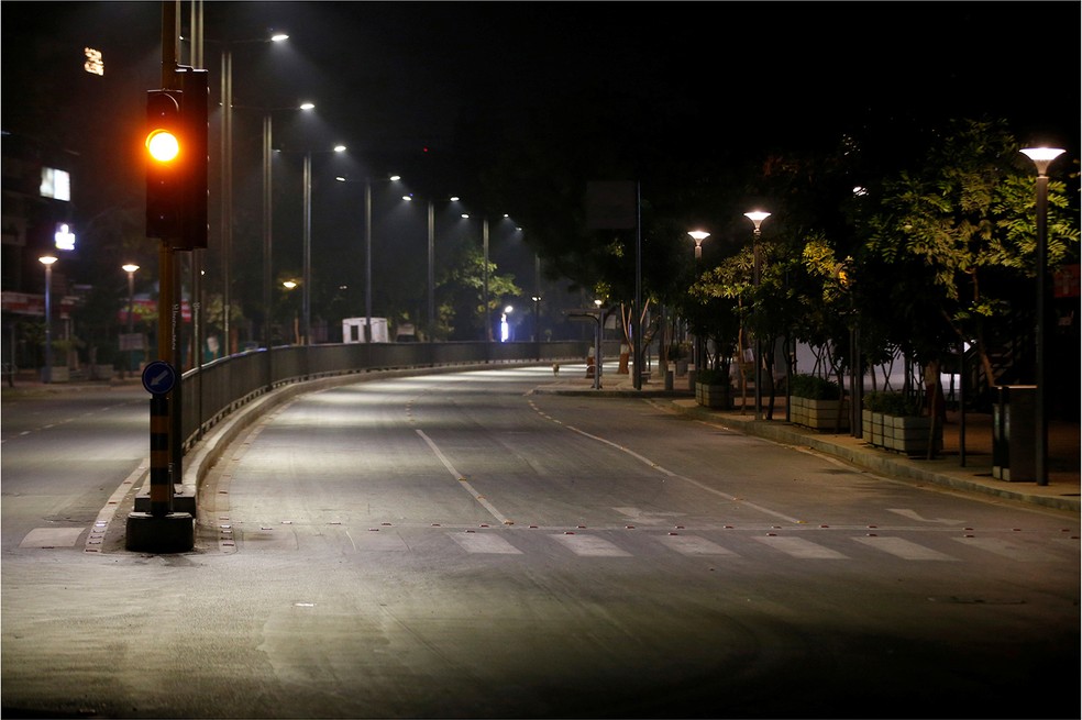 Toque de recolher para restringir grandes aglomerações em 1º de janeiro de 2021 deixa ruas vazias em Ahmedabad, Índia — Foto: Amit Dave/Reuters