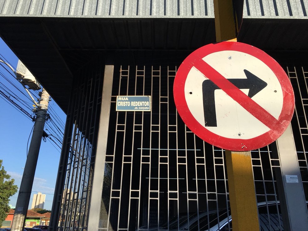 Rua Cristo Redentor passa a ter mão única de direção — Foto: Wellington Roberto/G1