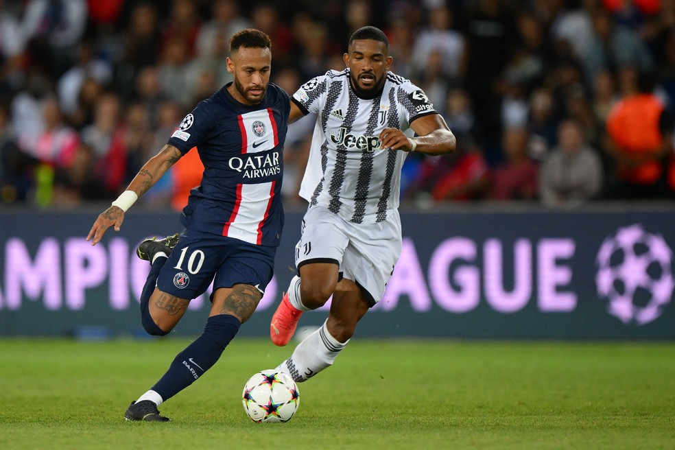 Bremer (Direita) marcando o Neymar no jogo entre PSG x Juventus pela Champions League — Foto: Anne-Christine POUJOULAT / AFP